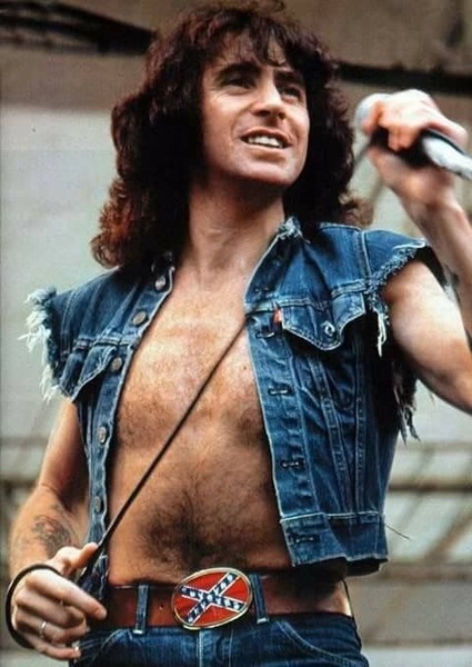 De quel groupe Bon Scott a-t-il été le chanteur ?