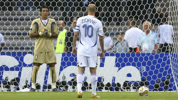 Lors de la finale du Mondial 2006, de quelle manière Zinédine Zidane transforme-t-il un penalty à la 7ème minute ?