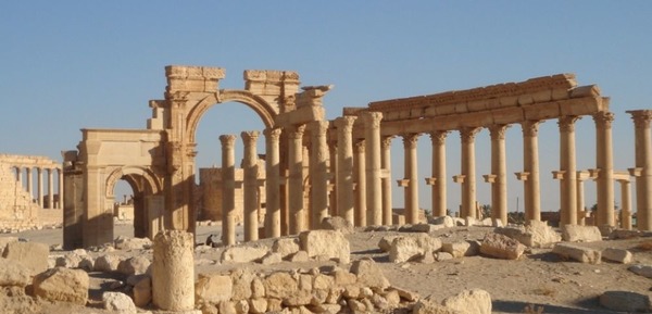 Dans quel pays la cité antique de Palmyre, dont les ruines ont été pillées et en partie détruites, se situe-t-elle ?