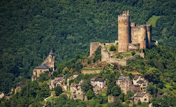 Quel est le nom de ce village de l'Aveyron dominé par une imposante forteresse royale ?