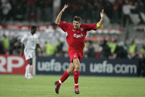 A la 54e minute, Steven Gerrard redonne espoir en inscrivant un but de la tête sur un centre de.....