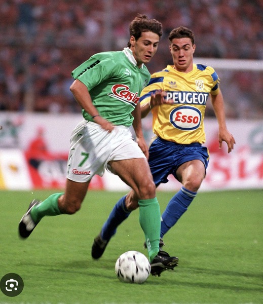 En 1993, le milieu international polonais Piotr Świerczewski signe à l'AS Saint-Etienne. Par quel geste se manifestera t-il lors d'un célèbre ASSE-Bordeaux en 1995 ?