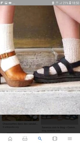 A ton avis les stylistes diraient que si on met des sandales avec des chaussettes ce sera :