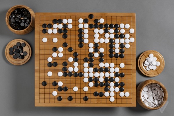 Quel nom porte le jeu d’origine chinoise dans lequel le joueur doit entourer les pions de l’adversaire ?