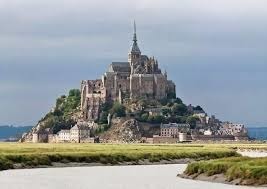 Combien d'habitants compte le Mont-Saint-Michel ?