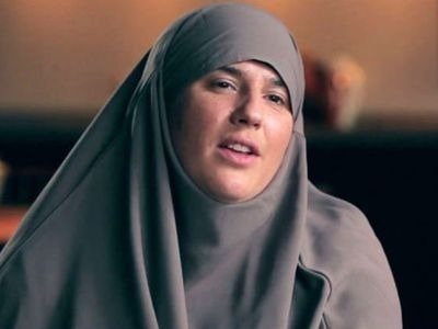 Convertie à l'islam, elle porte une tenue appelée un(e) :