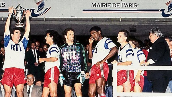 Avec Montpellier, il remporte la finale de la Coupe de France 1990 contre ........