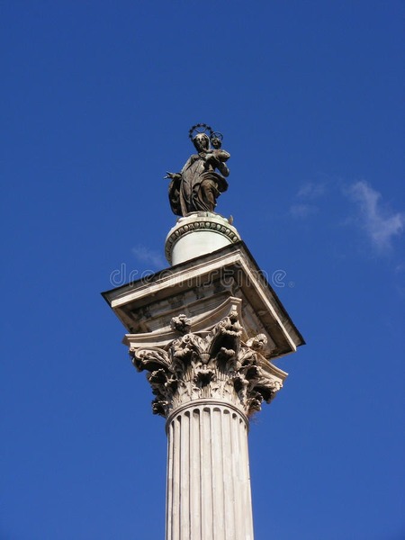 Quelle colonne de Rome est surmontée d'une statue de Marie à l'enfant ?