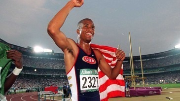 Champion olympique 1996 aux 400 m haies, il s'agit de l'américain ?