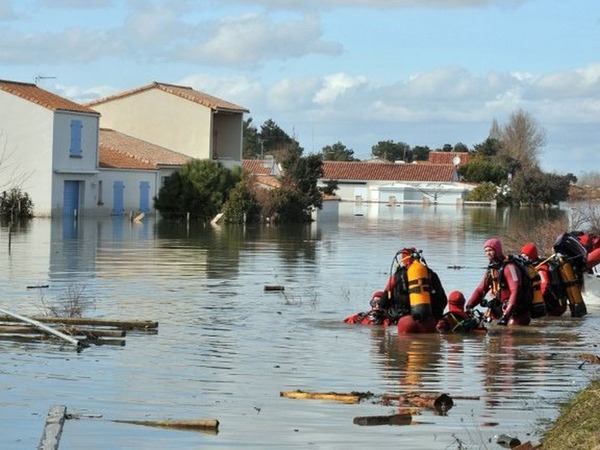 En février, quelle tempête ravage les côtes atlantiques françaises ?