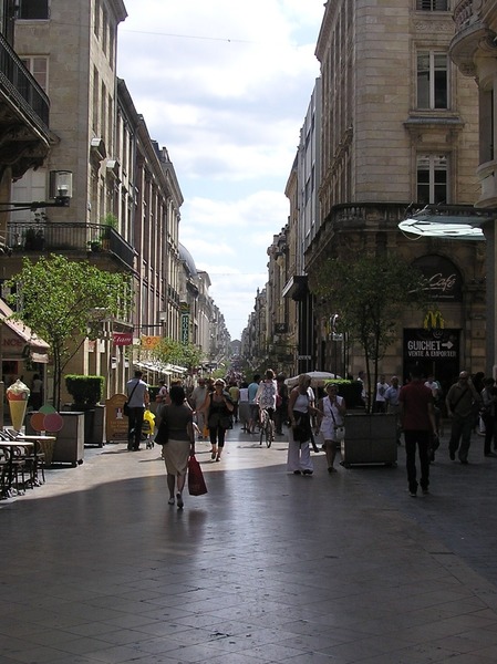 Depuis quand la célèbre rue et promenade Sainte-Catherine fut intégralement piétonne ?