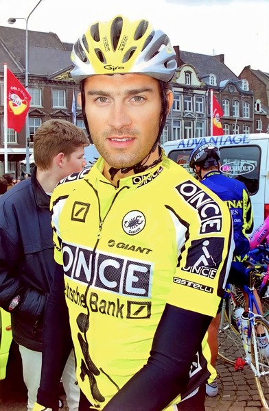 Quel est le prénom du coureur cycliste Peron ?