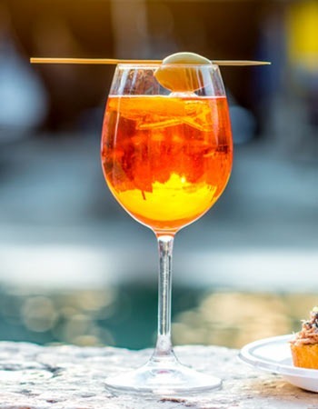 Quel cocktail très apprécié à Venise est composé de vin blanc pétillant, d'eau de Seltz et d'Apérol ?