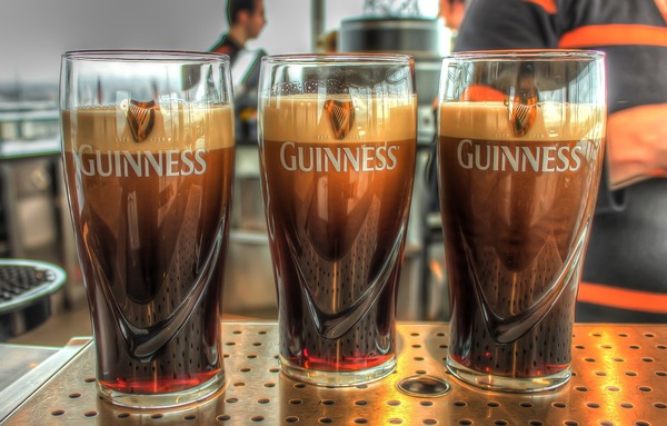 Quel instrument de musique figure sur les étiquettes de la brasserie irlandaise Guinness ?
