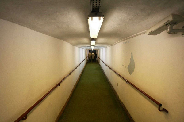 Quelle est la longueur du célèbre couloir du Parc Lescure reliant le terrain et les vestiaires ?