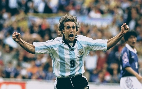 Contre quelle équipe l'argentin Gabriel Batistuta a-t-il inscrit un triplé ?