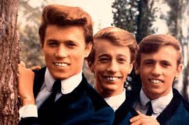 En quelle année, les Bee Gees ont-ils commencé à chanter ?