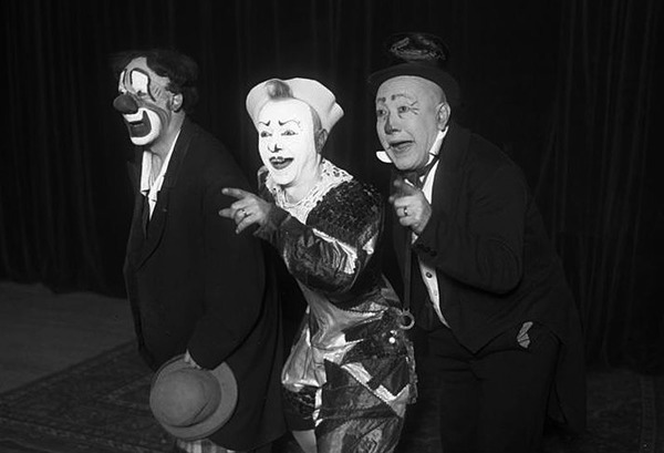 Qui fut avec ses deux frères un clown mondialement célèbre ?