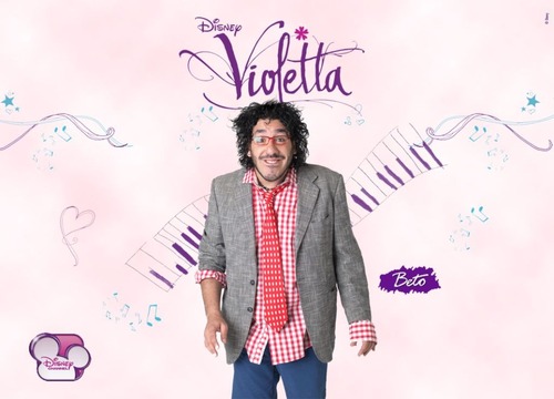 Hány éves Violetta?