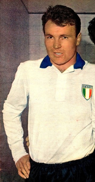 Qui est cet italien qui inscrit 2 buts victorieux contre les français en amical en 1962 ?