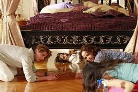 Pourquoi Geneviève est-elle en dessous du lit ?