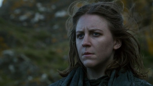 Comment s'appelle la soeur de Theon Greyjoy ?