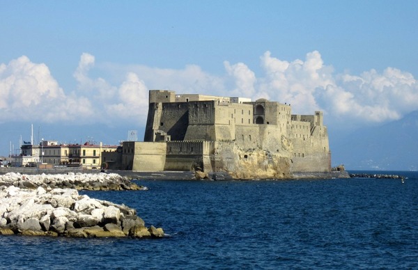 Dans quelle ville dois-je me rendre pour visiter Le Castel dell'Ovo ?