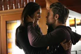 Comment se rencontrent officiellement Elena et Stefan ?