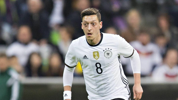 Quel a été le premier club pro de la carrière de Mesut Özil ?