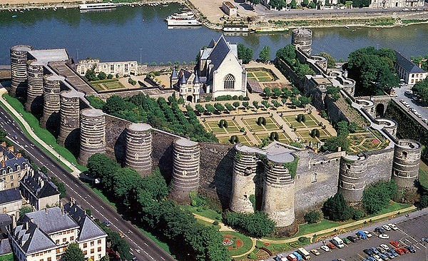 Quel château français fut pris par les trois mousquetaires ?