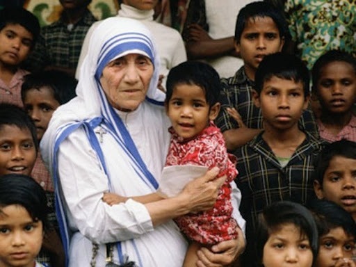À quel âge Mère Teresa, de son vrai nom Agnès Gonxha Bojaxhiu, est-elle décédée en 1997 ?
