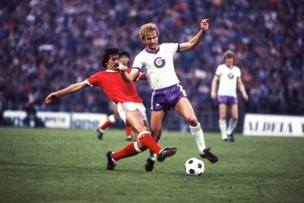 Premier club portugais à disputer une finale de coupe UEFA en 1983, contre qui le Benfica a-t-il perdu ce soir-là ?