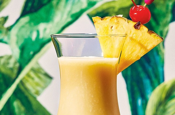 Quel est ce cocktail à base de rhum, jus d'ananas et crème de noix de coco ?