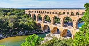 Combien de niveaux comporte le pont du Gard, le plus haut pont-aqueduc connu du monde romain ?