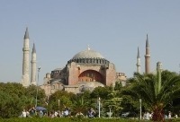 Construite au VI° siècle, la basilique Sainte-Sophie à Istanbul en Turquie, est de style ____