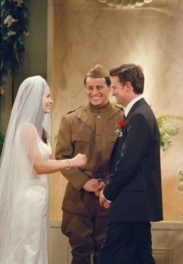 Quel évènement se produit avant le mariage de Monica et Chandler ?