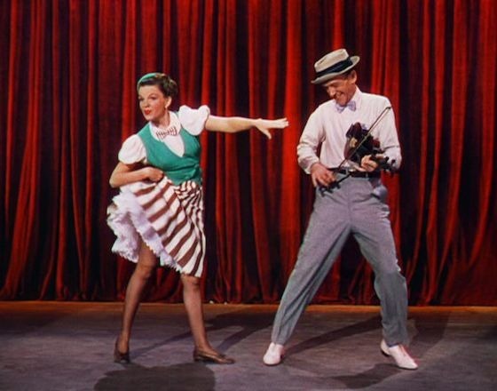 Dans Easter Parade (Parade de printemps), film américain de Charles Walters sorti en 1948, Fred Astaire et Judy Garland décrochent la vedette d’un spectacle qui commence la veille de Pâques. Vous regardez :