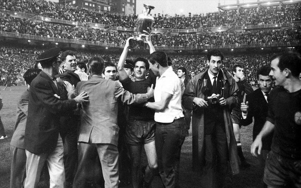 C'est terminé, l'Espagne remporte sa première compétition majeure. Qui était alors son sélectionneur ?