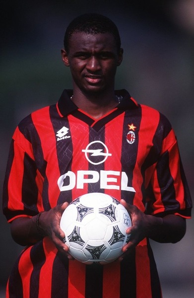 Lors de sa seule saison à l'AC Milan, il remporte le Championnat italien.