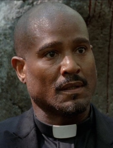 Comment se nomme le prêtre dans la saison 5 ?