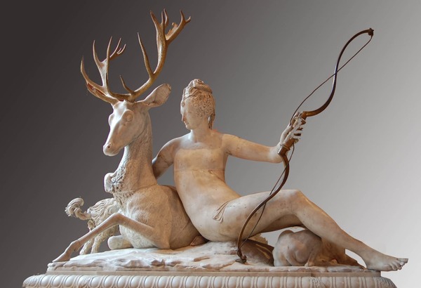 Quelle déesse grecque, fille de Zeus et de Léto, est la sœur jumelle d'Apollon ?