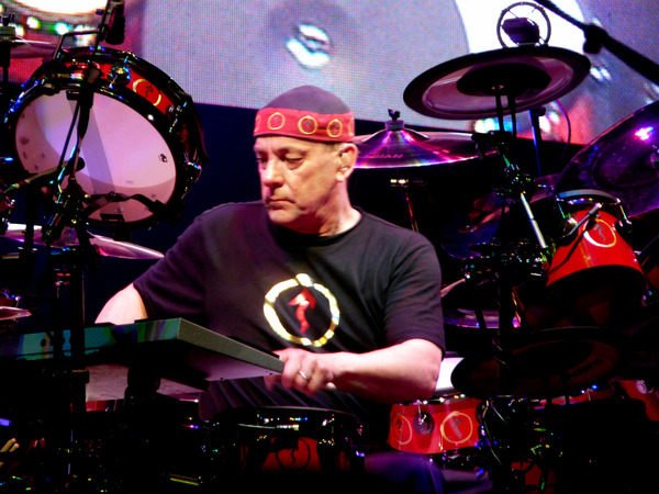Batteur légendaire du groupe Rush, il s'agit de ?