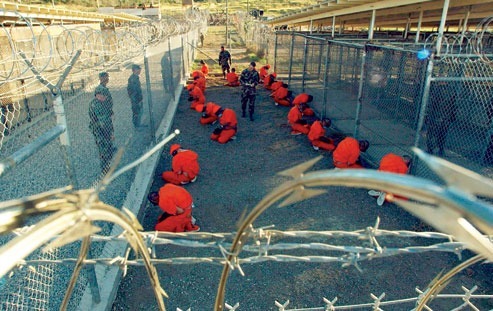 Où se situe la célèbre base navale américaine de Guantanamo, réputée pour sa sévérité ?