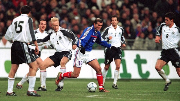 Qui est le seul buteur de la victoire française en amical en 2001 ?