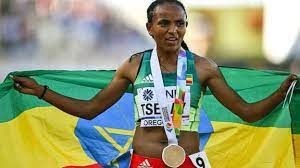 Après avoir gagné le 5000m l'an dernier à Eugene, elle a pris l'or sur le 10000 cette année, l'Ethiopienne :
