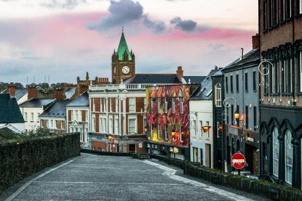 Quelle est la deuxième plus grande ville d’Irlande du Nord après Belfast ?