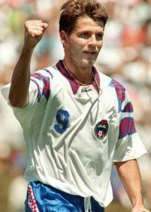 Dans ce même match, ce russe devient le premier joueur a inscrire 5 buts au cours d'un match de Coupe du Monde. C'est ?