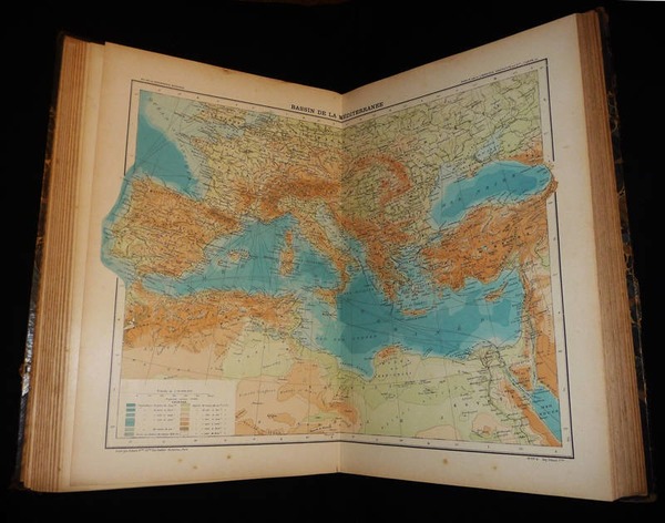 Dans quel livre, souvent épais, trouve-t-on principalement des cartes de géographie ?