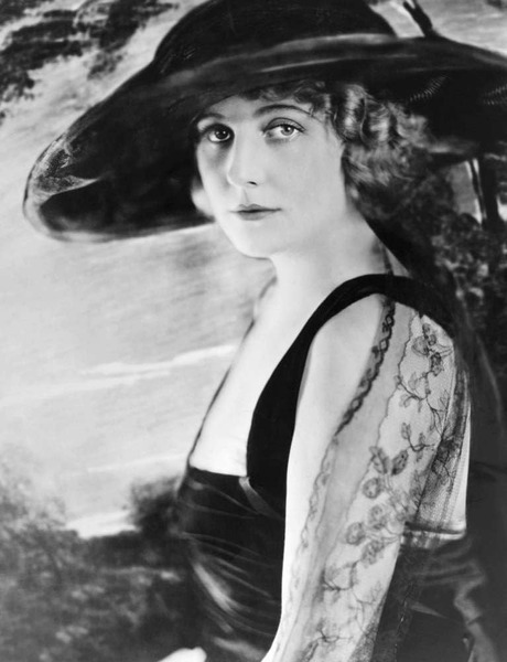 Elle était l'une des actrices fétiche de Charlie Chaplin, c'est ?
