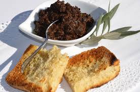 La Tapenade est une spécialité niçoise et provençale composée d'olives broyées, d'anchois et de ....